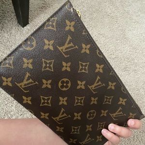 Louis Vuitton neverfull wristlet